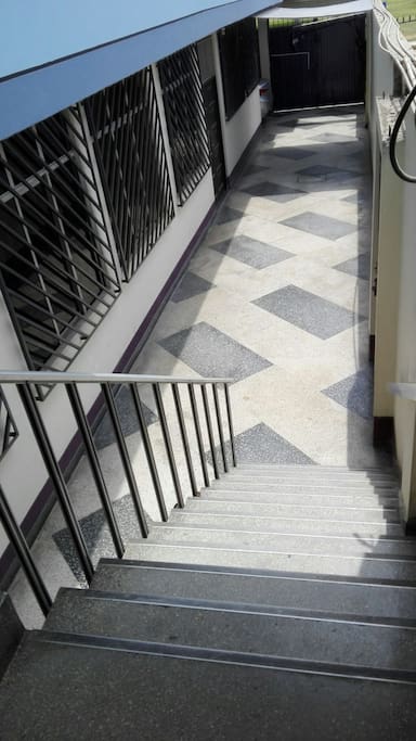 amplia escalera de ingreso