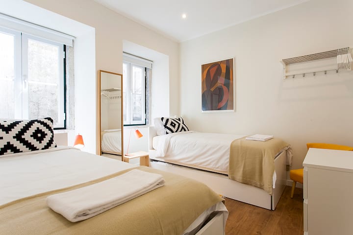 Соба #4: 2 единечни кревети и уште еден единечен кревет под секој кревет. Спиење (2+2)