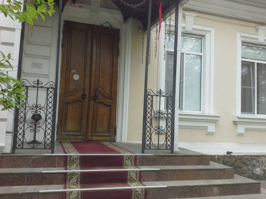 Вход в аппарт отель