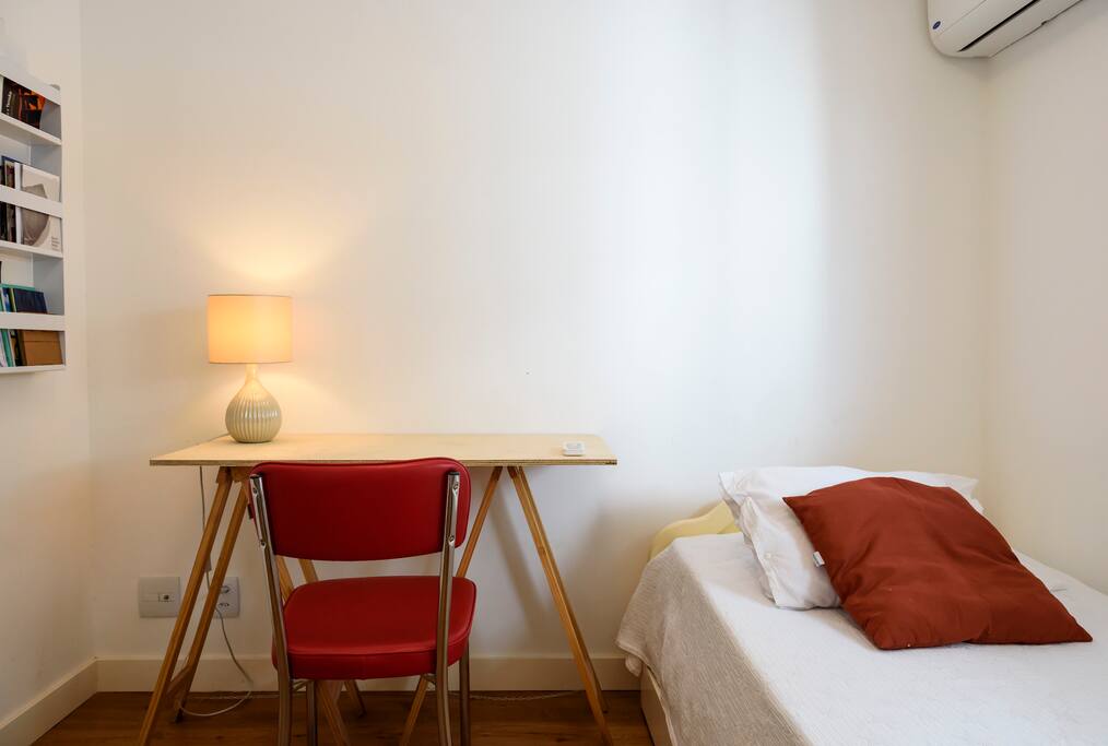Quarto com opção de 1 cama de solteiro, mesa de estudo, poltrona e cômoda