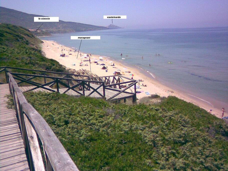 Scale per accedere alla spiaggi a due passi dall'alloggio