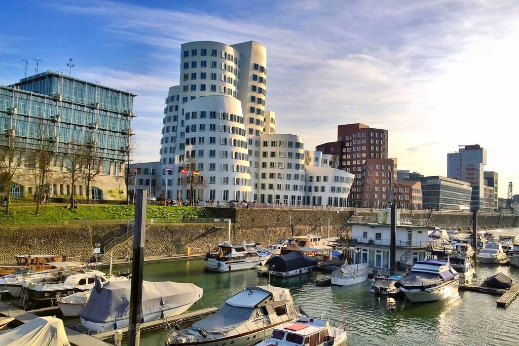 Medienhafen. Zu Fuß in 3 Minuten zu erreichen.
You can walk to the port on foot in 3 minutes, where are many restaurants and bars.