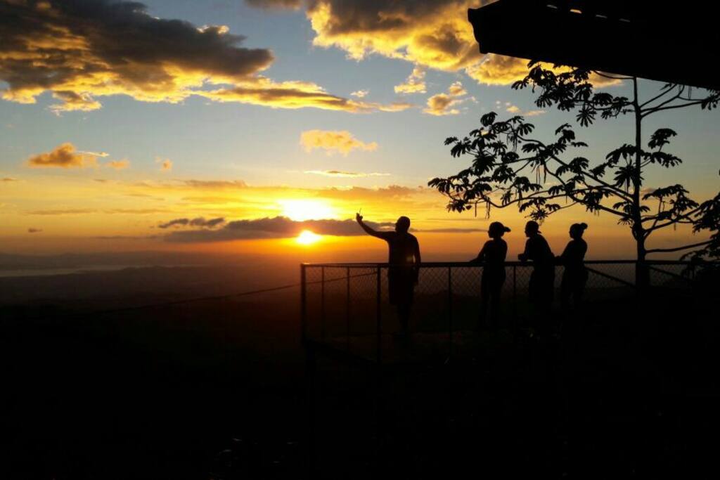 personas desde el.mirador observando un atardecer