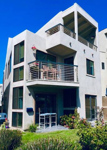 Rare 100 Block Manhattan Beach Walk-Street Home gallery image 3