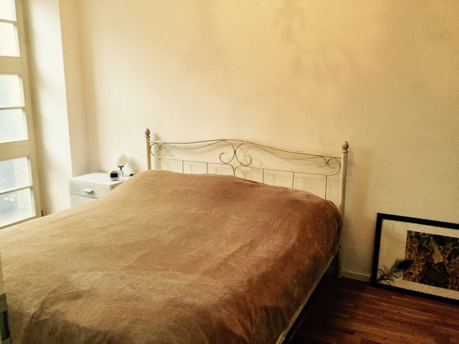 bedroom with kingsize bed
