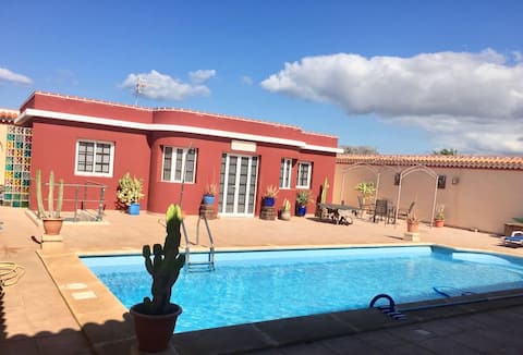 Propiedad de Airbnb exitosa: Your home in the south of Tenerife with a PRIVATE POOL en Arona