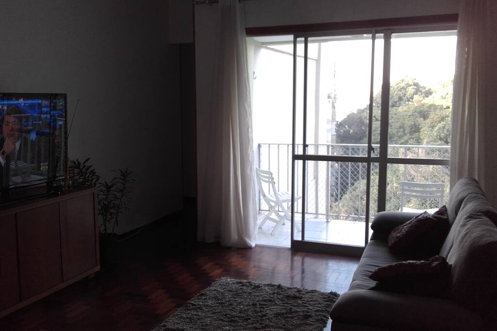 Sala e Ampla Varanda com vista para Mata Atlântica