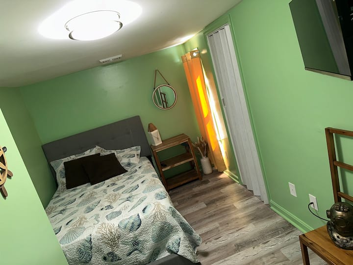 Chumba cha kulala #2 - Kitanda cha watu wawili.  Mito/Mito ya Mito na Blanketi hutolewa. Hakuna mashuka yaliyotolewa. 