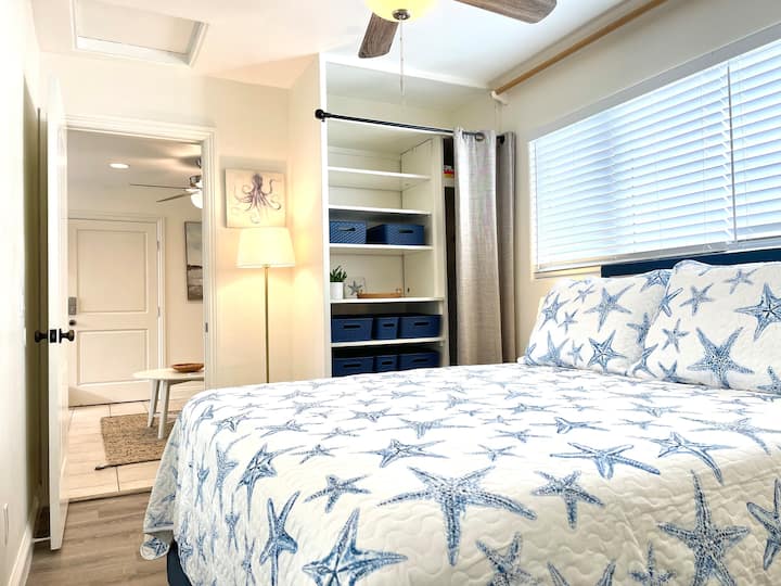 Dormitorio con cama tamaño queen y 2 armarios.