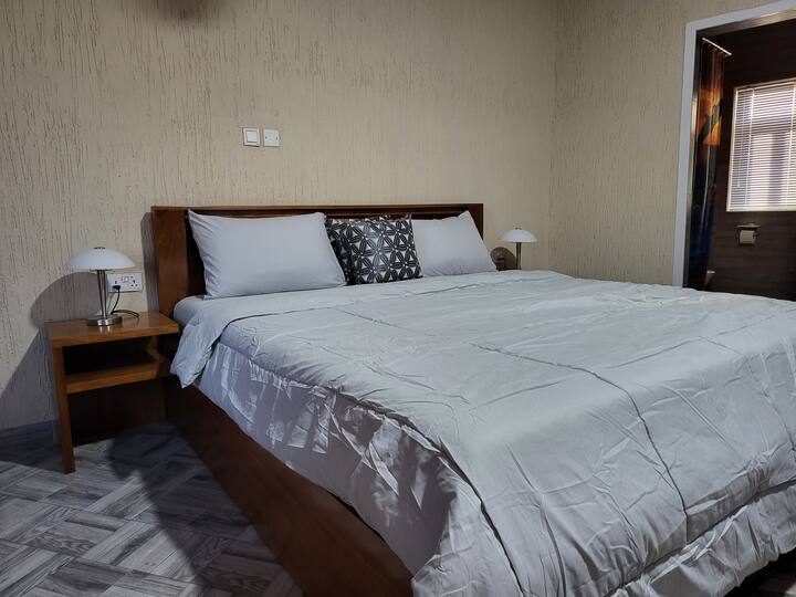 El departamento está amueblado con una acogedora cama tamaño king.