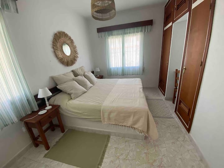 غرفة النوم الرئيسية. سرير دوبلي. خزانتان.