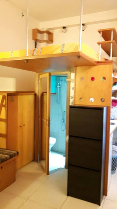 Studio vue de l'entréè, à gauche garde-robe,
monolocale visto da ingresso, con a sinistra ampio armadio e porta del bagno con vetro,studio seen of entry, with the left closet and bathroom door.Estudio que se ve desde la entrada, a la izquierda mueble para la ropa. A la derecha,zona de cocina con frigo y estantes.