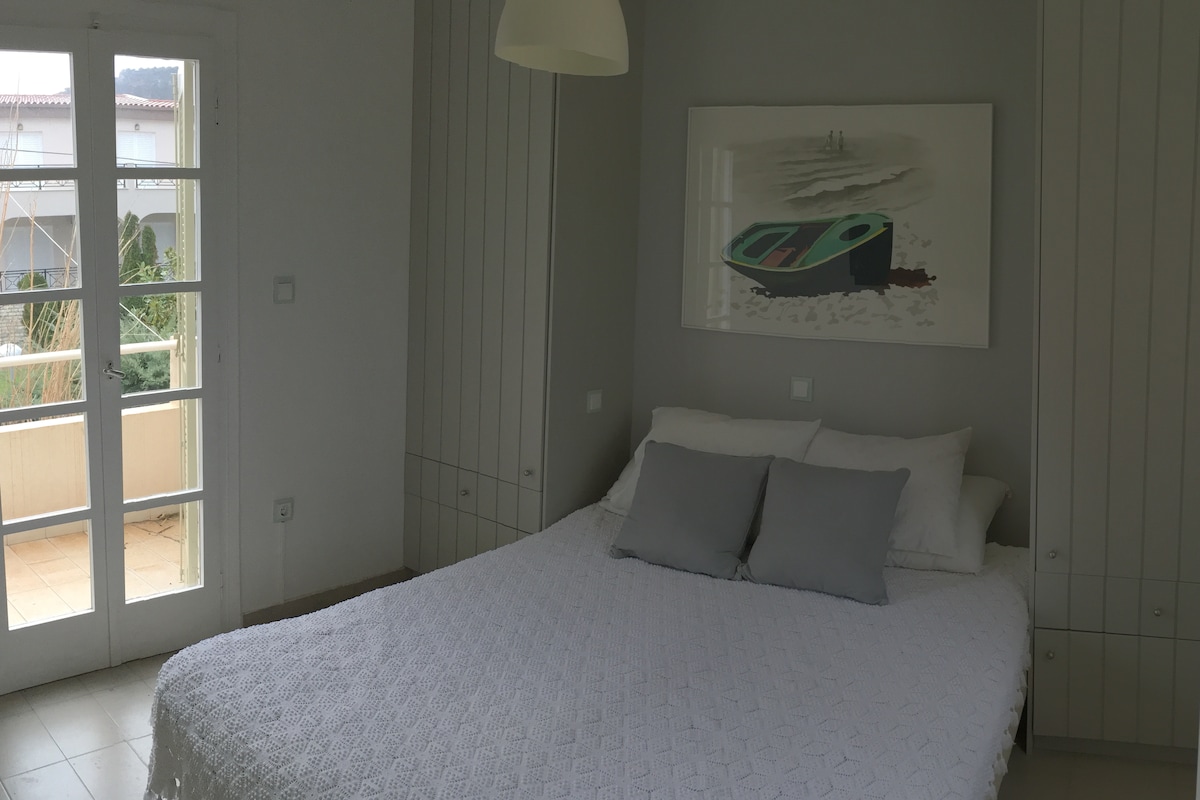 Dormitorio gris del edificio del primer piso