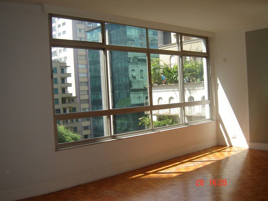 Living amplo e ensolarado