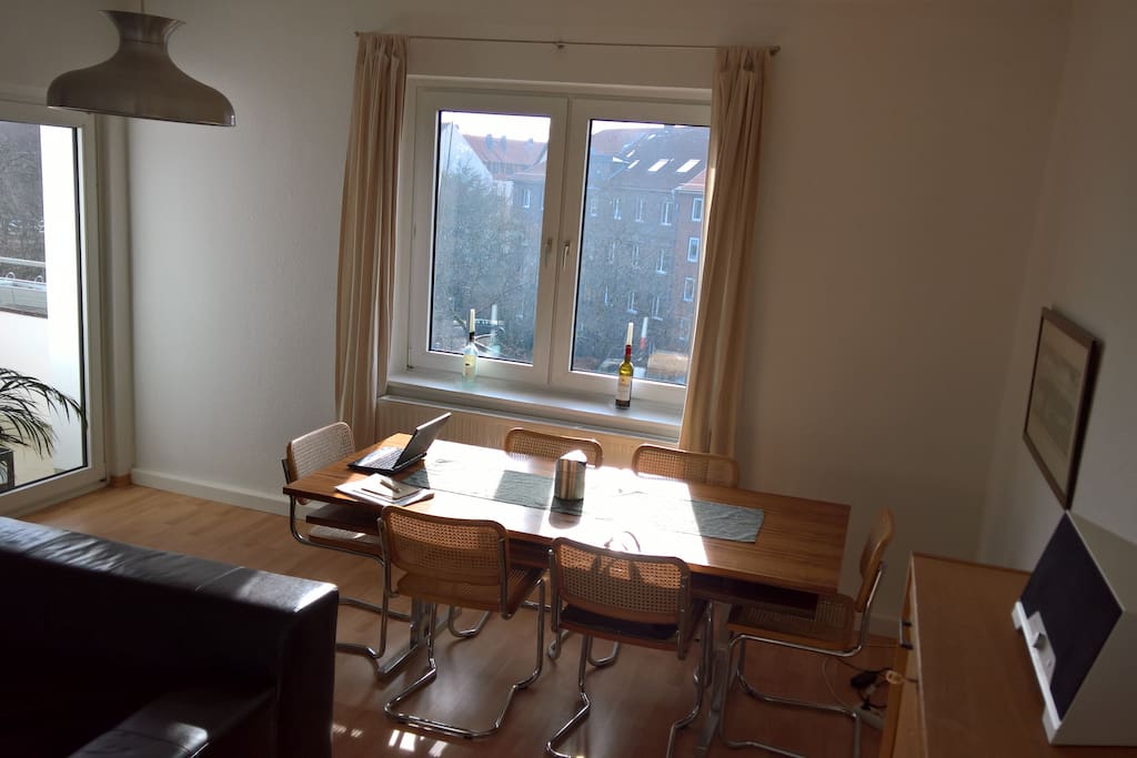 Wohnzimmer mit großem Schreib-/Esstisch.