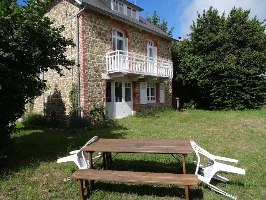 Jardin devant la maison - Garden in front of the house
