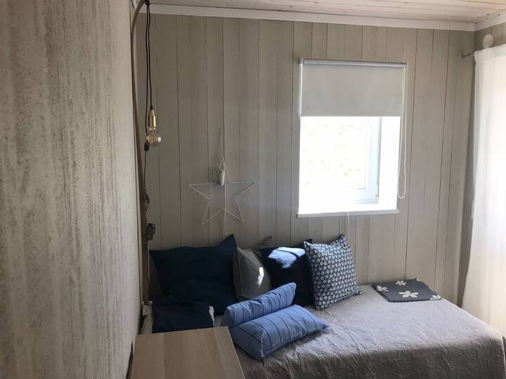 卧室5.
单人床和通往门廊的出口。
这个房间里没有窗帘坏了