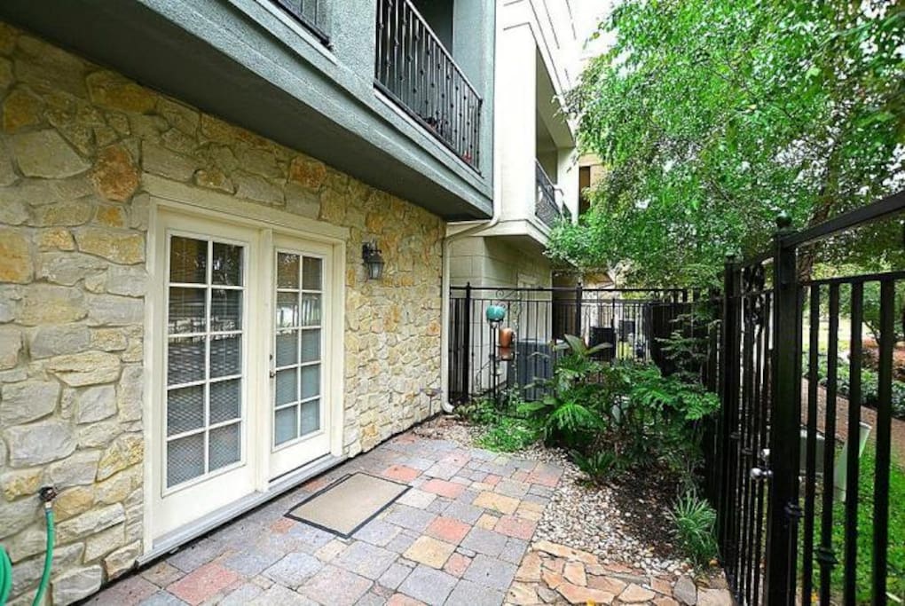 1st Floor Patio - Access to walking path and lake.