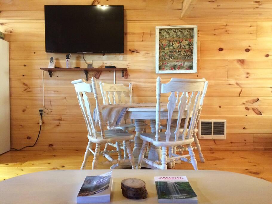 The cabin has wifi and a smart tv so you can choose when to plug in or out, while enjoying your stay in the country.