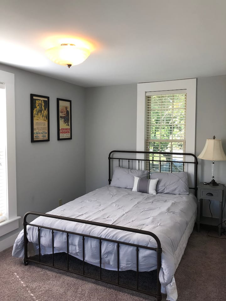 Upstairs Guest Bedroom with Queen Bed