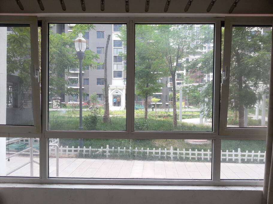 这是透过客厅宽敞的大阳台向外观景。