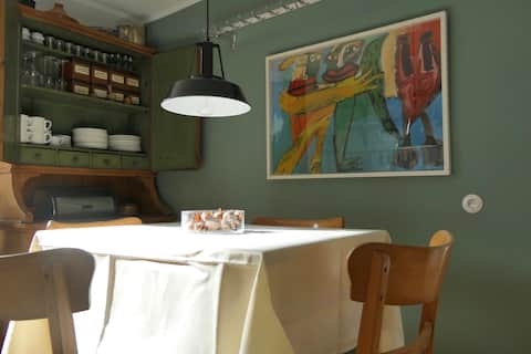 Swallow's nest directly on the Rheinsteig hiking trail