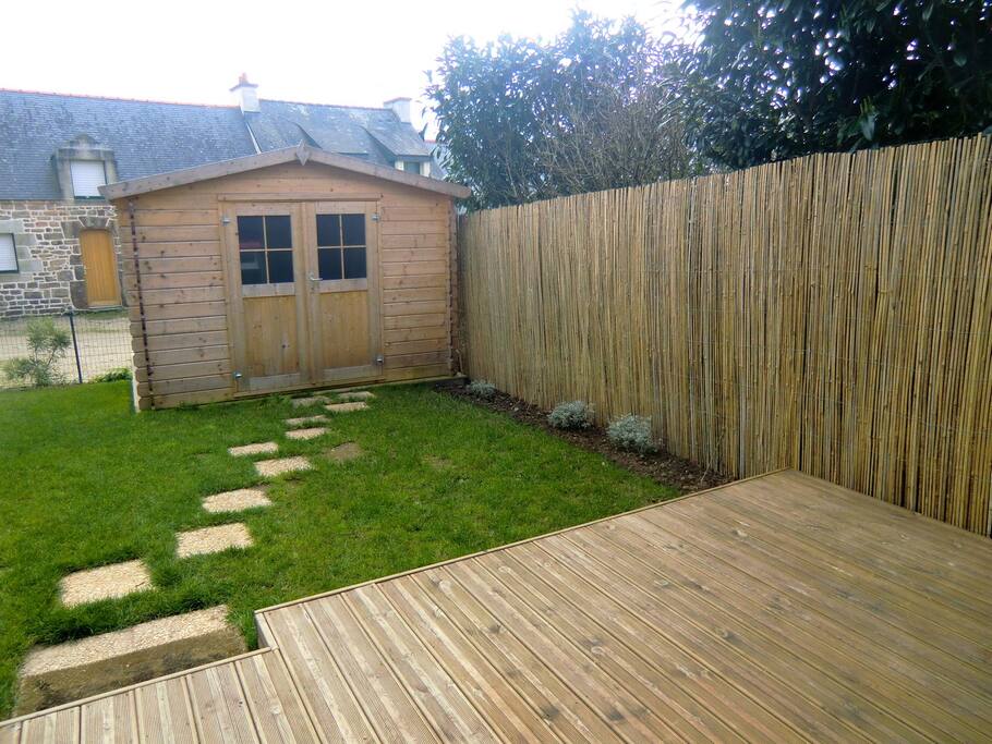 cabane de jardin avec jeux (baby-foot, table de ping-pong, pétanque...)
