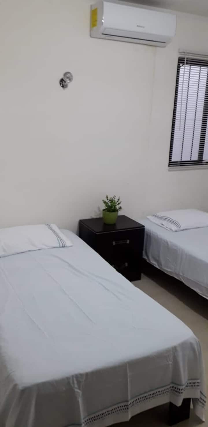 Chumba cha kulala 2
kina vitanda viwili vya mtu mmoja na kitanda cha bembea.
inatosha watu wawili hadi watatu.