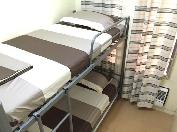 ห้องนอน 2 พร้อมเครื่องปรับอากาศแบบหน้าต่างรองรับผู้ใหญ่ 2 คนพร้อมเตียงเสริมแบบดึงออกได้