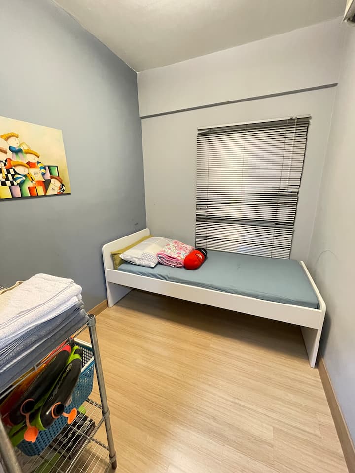 Bedroom 4 : with 1x single bed and air-conditioning. A foldable mattress is also available 