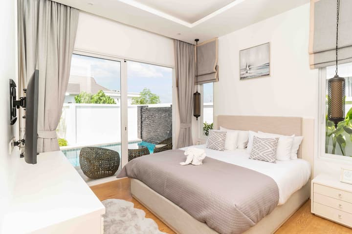 Спалня Master King с изглед към басейна и самостоятелен санитарен възел