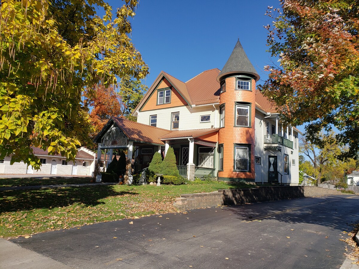 The Andover Victorian Andover, Ohio Vacation Rentals HiChee