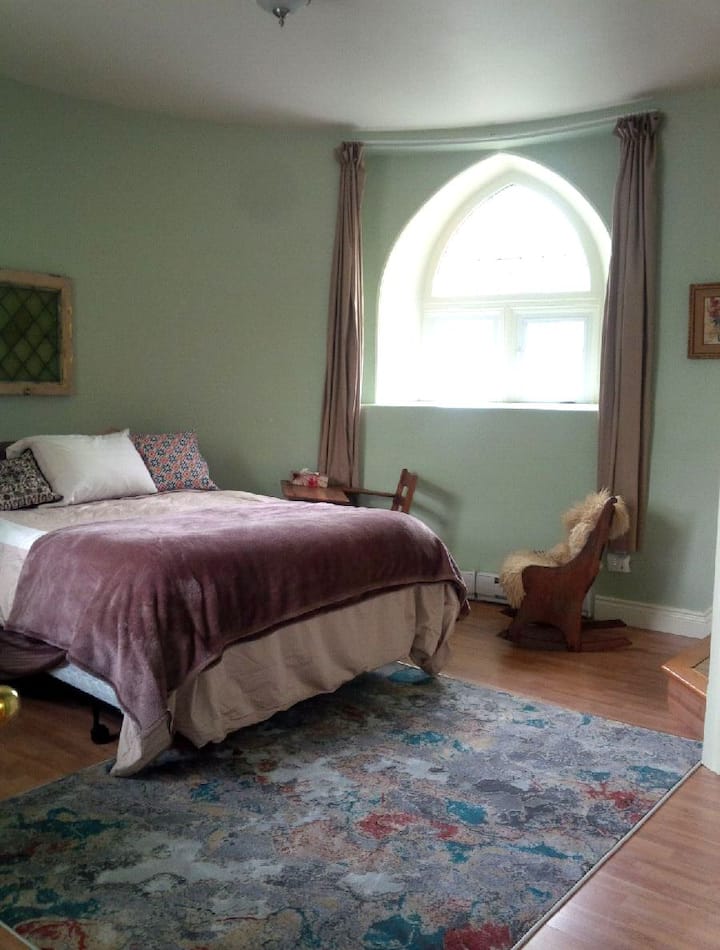 Голяма кръгла спалня, вградена в Нав с извити стени. Удобно ортопедично двойно легло и стилни мебели за наследство.