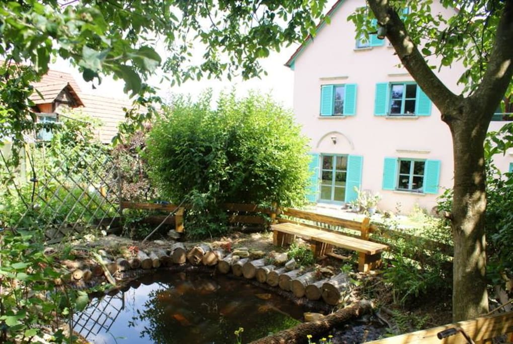 House with garden.
Haus im Grünen mit Garten.
