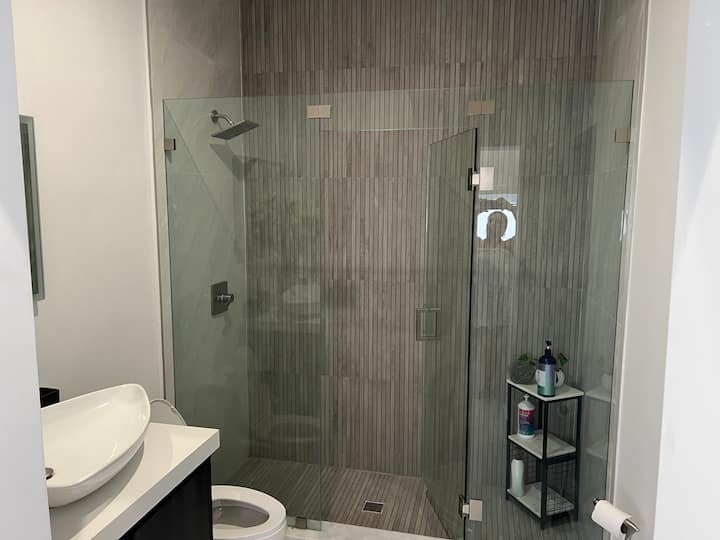 Bagno per la prima camera da letto .