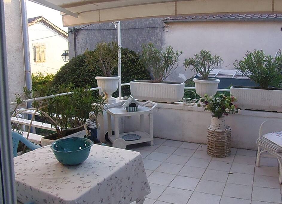 Il tavolo da pranzo sul terrazzo - The dining table on the terrace