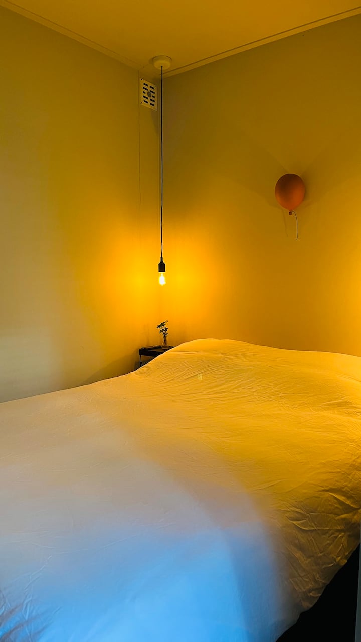 חדר שינה עם מיטת "Auping" הולנדית (140x200 / 79 x 55 אינץ' ) שניתן לכוונון חשמלי.
אתם ישנים על מזרן מ - Van der Valk. מזרן זה משמש בסוויטות של כריות מלון ו - van der Valk ההולנדי ומצעי סאטן מכותנה.