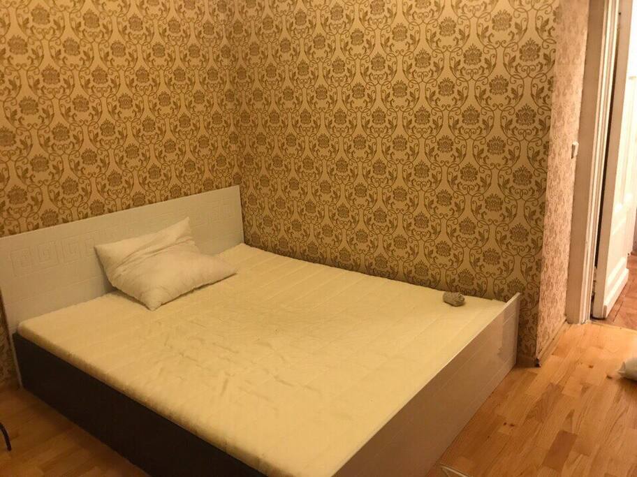 Кровать одна, на ней спит девушка.