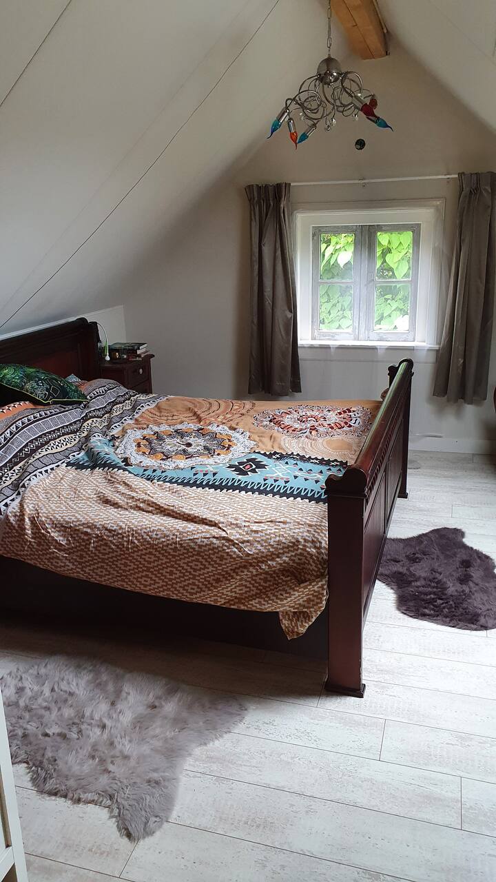 חדר שינה 5 עם מיטה זוגית וחדר רחצה נפרד 2