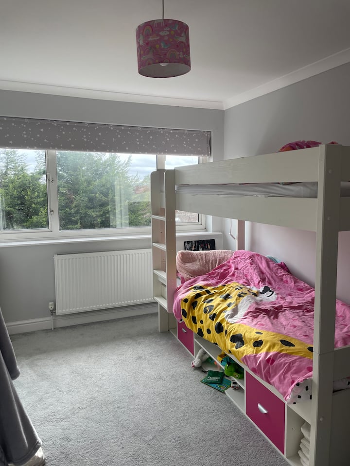 Dhoma e gjumit 3 me krevate dopio - mund të ndryshohet në 2 krevate tek për qëndrime njëjavore ose më shumë 