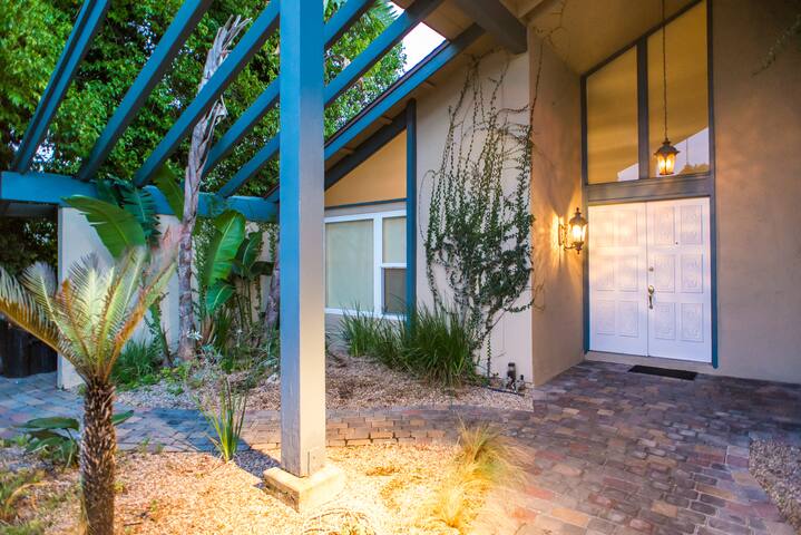 Modern Family Home w/ Great Loc. & Comfy Beds gallery image 3