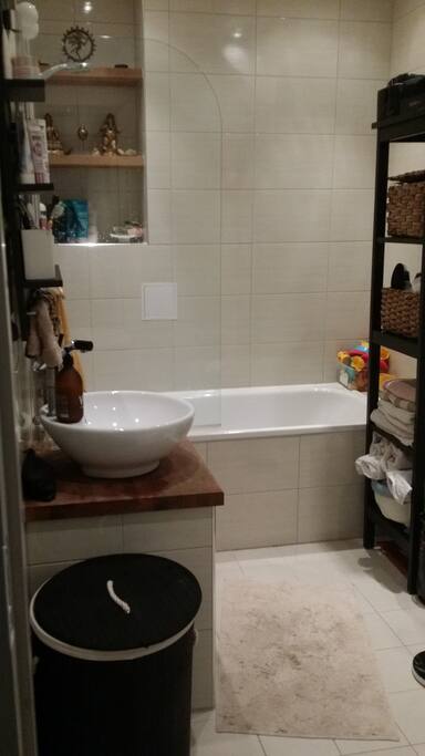 Bath, with floor heating and bathtub/shower
