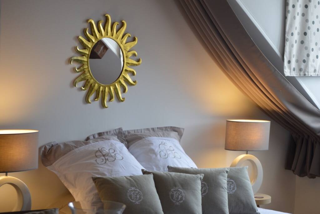 La chambre proposée à la location. Lumineuse et refaite à neuf.