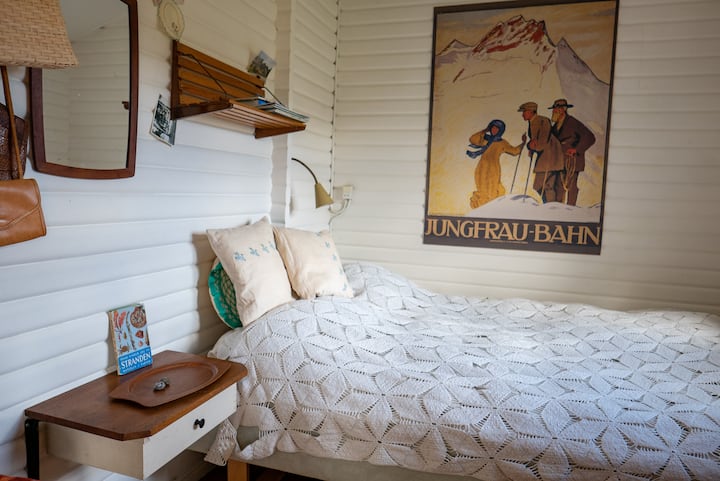 غرفة النوم في البيت الرئيسي. مع إطلالات مواجهة للشرق على الحديقة والحقول والغابة. 