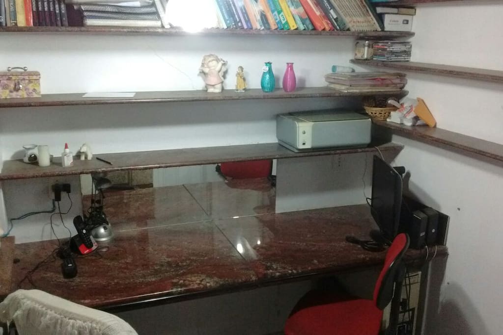 mesa com cerca de 2 m de comprimento.