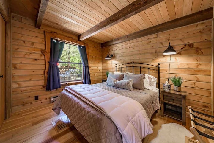 Dormitorio de invitados con cama queen