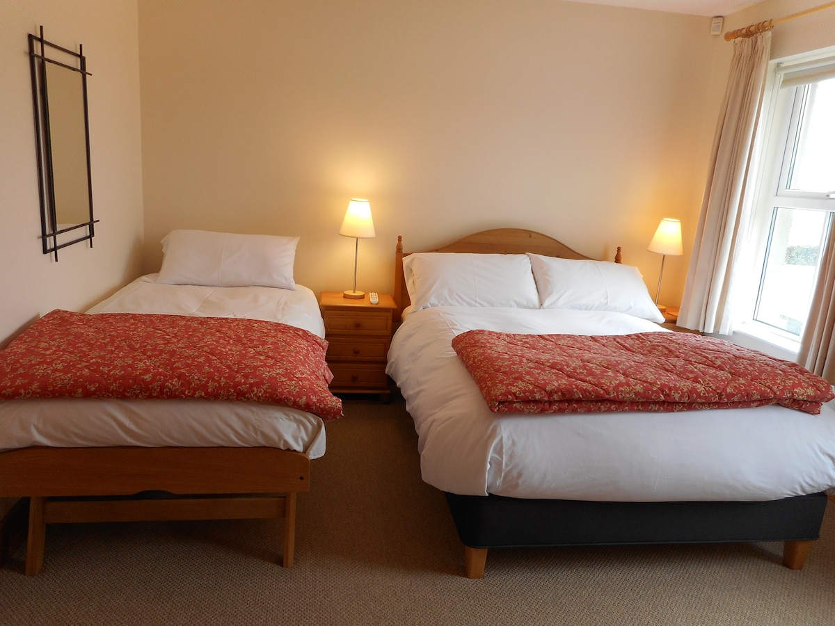 Საძინებელი (1) ორადგილიანი და ერთადგილიანი საწოლები + შემდეგ სააბაზანო