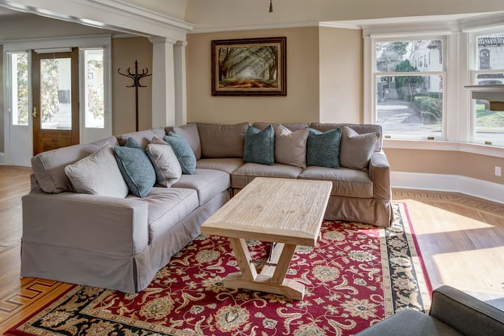 Luxury Home For Up to 10 Guests (8 Queen Beds)