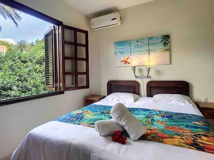 Dhomë gjumi e dytë me krevat dopio "king", ajër të kondicionuar, ventilator dhe banjë të përbashkët