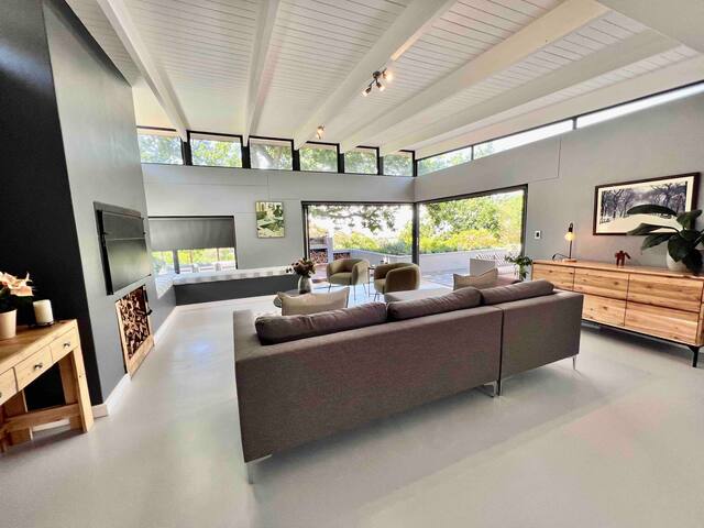 Stunning home with amazing views gallery image 4